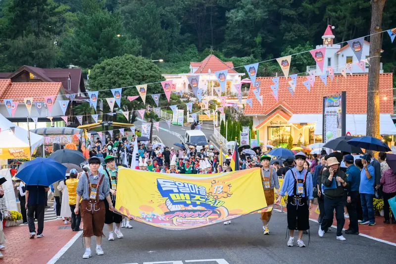 해 질 무렵 현수막을 들고 마을길을 걷는 행렬