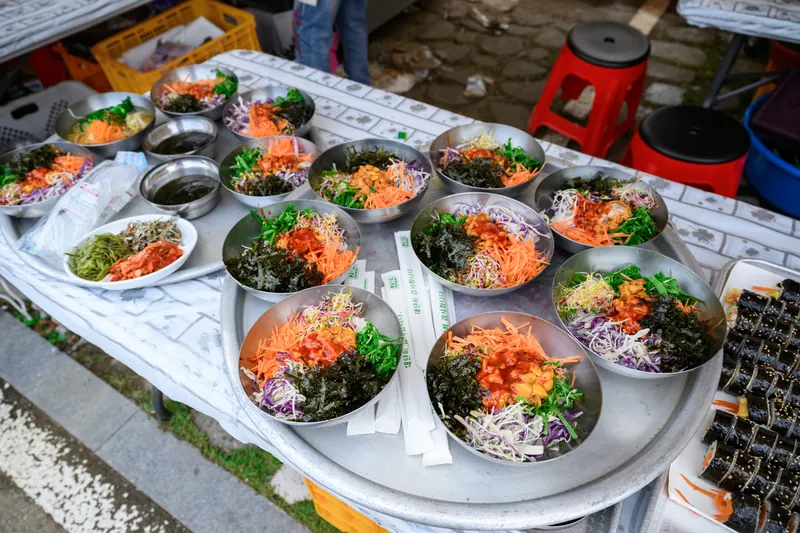 그릇마다 담아 둔 비빔밥