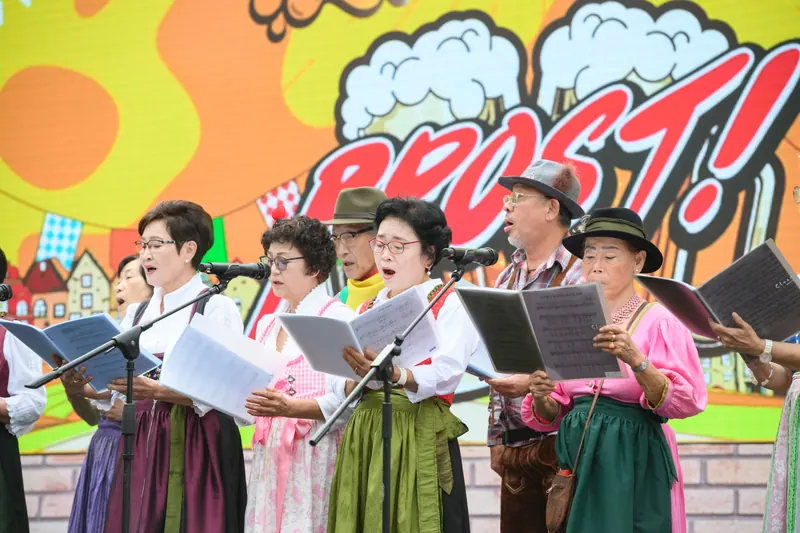 축제 무대에서 노래하는 합창단